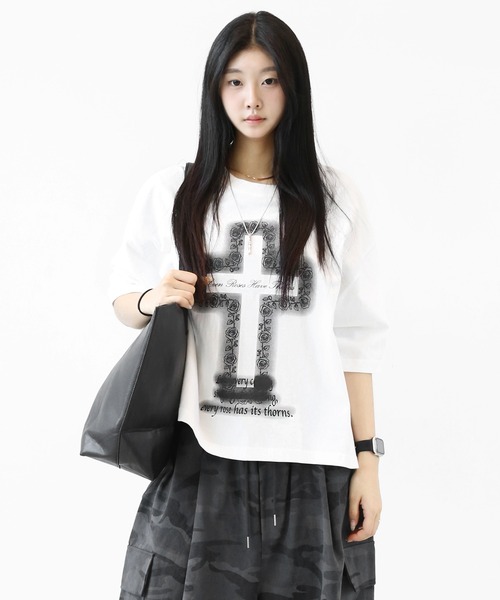 minsobi（ミンソビ）の「ローズクロス プリント ワイドクロップド半袖Tシャツ ユニセックス（Tシャツ/カットソー・メンズ・ホワイト/ブラック・FREE）」の16枚目の写真