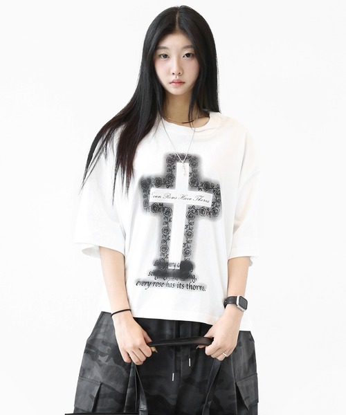 minsobi（ミンソビ）の「ローズクロス プリント ワイドクロップド半袖Tシャツ ユニセックス（Tシャツ/カットソー・メンズ・ホワイト/ブラック・FREE）」の18枚目の写真