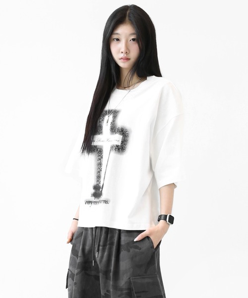 minsobi（ミンソビ）の「ローズクロス プリント ワイドクロップド半袖Tシャツ ユニセックス（Tシャツ/カットソー・メンズ・ホワイト/ブラック・FREE）」の7枚目の写真