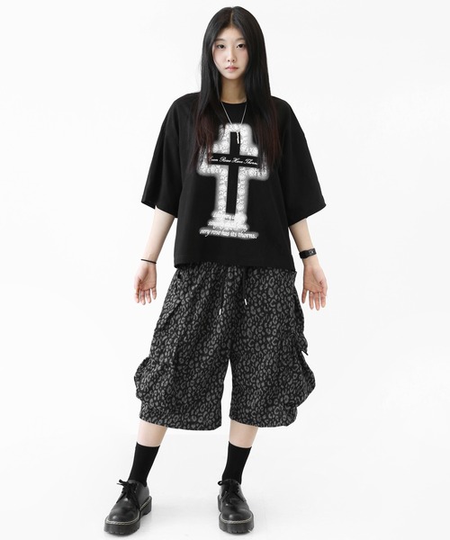 minsobi（ミンソビ）の「ローズクロス プリント ワイドクロップド半袖Tシャツ ユニセックス（Tシャツ/カットソー・メンズ・ホワイト/ブラック・FREE）」の8枚目の写真