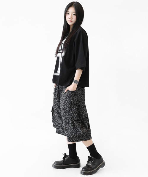 minsobi（ミンソビ）の「ローズクロス プリント ワイドクロップド半袖Tシャツ ユニセックス（Tシャツ/カットソー・メンズ・ホワイト/ブラック・FREE）」の9枚目の写真