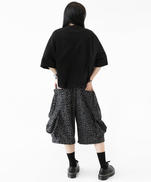minsobi（ミンソビ）の「ローズクロス プリント ワイドクロップド半袖Tシャツ ユニセックス（Tシャツ/カットソー・メンズ・ホワイト/ブラック・FREE）」の10枚目の写真