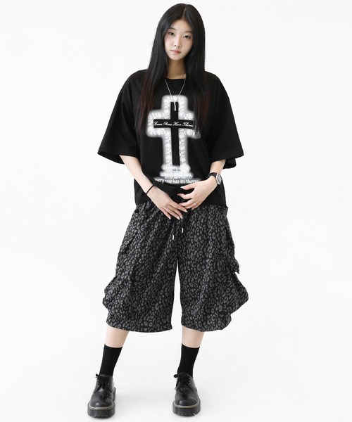 minsobi（ミンソビ）の「ローズクロス プリント ワイドクロップド半袖Tシャツ ユニセックス（Tシャツ/カットソー・メンズ・ホワイト/ブラック・FREE）」の11枚目の写真