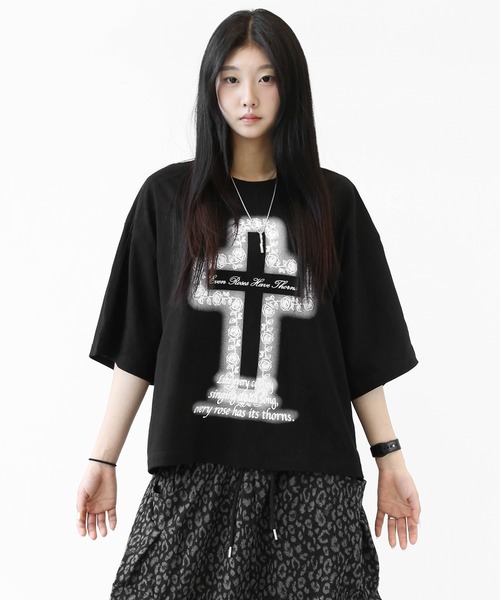 minsobi（ミンソビ）の「ローズクロス プリント ワイドクロップド半袖Tシャツ ユニセックス（Tシャツ/カットソー・メンズ・ホワイト/ブラック・FREE）」の21枚目の写真