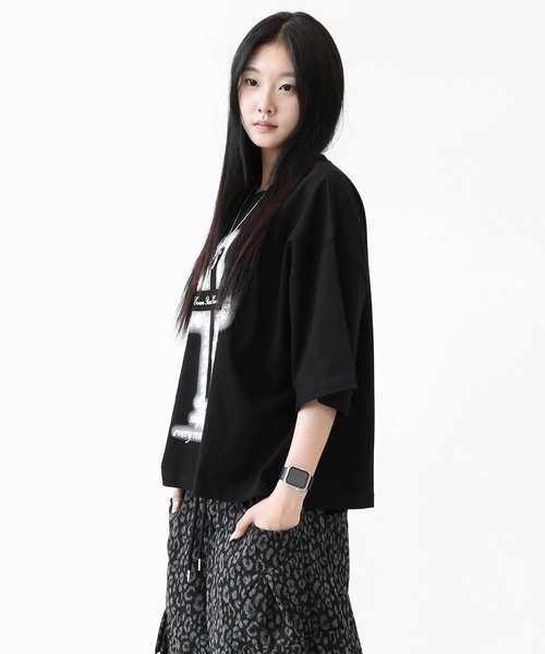 minsobi（ミンソビ）の「ローズクロス プリント ワイドクロップド半袖Tシャツ ユニセックス（Tシャツ/カットソー・メンズ・ホワイト/ブラック・FREE）」の19枚目の写真