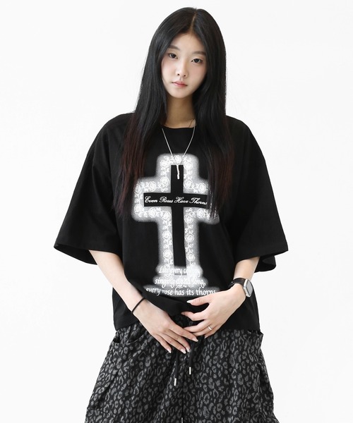 minsobi（ミンソビ）の「ローズクロス プリント ワイドクロップド半袖Tシャツ ユニセックス（Tシャツ/カットソー・メンズ・ホワイト/ブラック・FREE）」の22枚目の写真