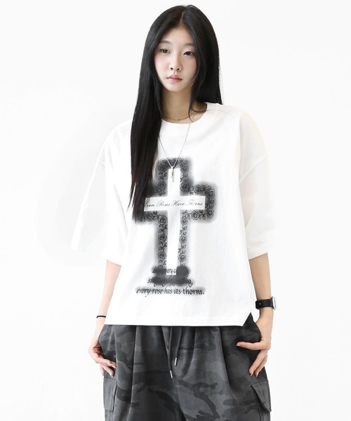 minsobi（ミンソビ）の「ローズクロス プリント ワイドクロップド半袖Tシャツ ユニセックス（Tシャツ/カットソー・メンズ・ホワイト/ブラック・FREE）」の15枚目の写真