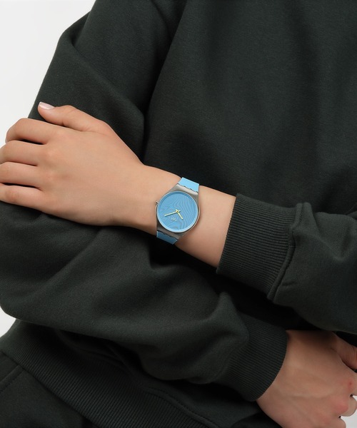 SWATCH(スウォッチ)の「IRIDESCENTLY BLUE/PEACH(アナログ腕時計・レディース・オレンジ/ブルー・FREE)」の6枚目の写真