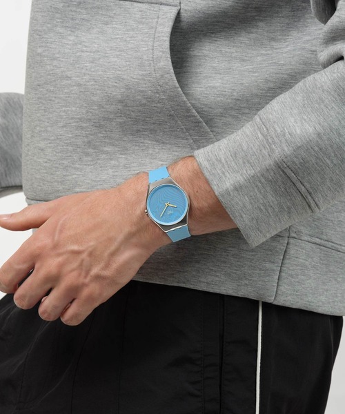 SWATCH(スウォッチ)の「IRIDESCENTLY BLUE/PEACH(アナログ腕時計・レディース・オレンジ/ブルー・FREE)」の7枚目の写真