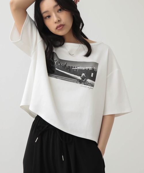 for/c(フォーシー)の「ショート丈フォトプリントTシャツ【サスティナブル】(Tシャツ/カットソー・レディース・チャコールグレー/オフホワイト・L/M)」の1枚目の写真