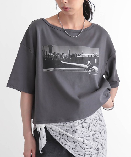 for/c(フォーシー)の「ショート丈フォトプリントTシャツ【サスティナブル】(Tシャツ/カットソー・レディース・チャコールグレー/オフホワイト・L/M)」の2枚目の写真