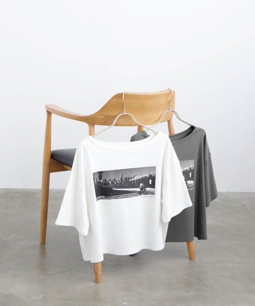 for/c(フォーシー)の「ショート丈フォトプリントTシャツ【サスティナブル】(Tシャツ/カットソー・レディース・チャコールグレー/オフホワイト・L/M)」の11枚目の写真