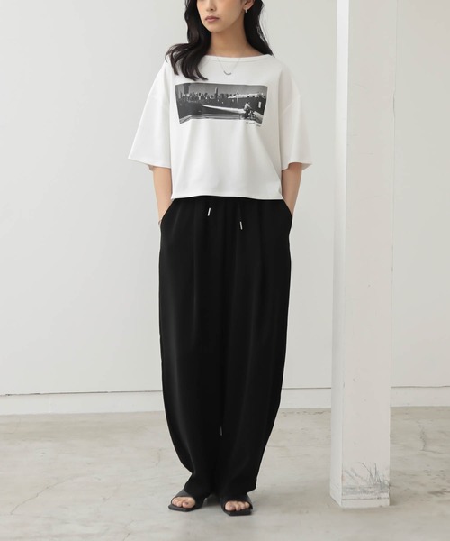 for/c(フォーシー)の「ショート丈フォトプリントTシャツ【サスティナブル】(Tシャツ/カットソー・レディース・チャコールグレー/オフホワイト・L/M)」の18枚目の写真