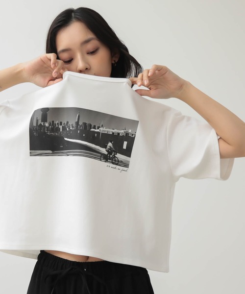 for/c(フォーシー)の「ショート丈フォトプリントTシャツ【サスティナブル】(Tシャツ/カットソー・レディース・チャコールグレー/オフホワイト・L/M)」の16枚目の写真