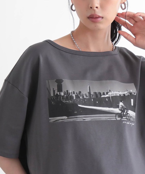 for/c(フォーシー)の「ショート丈フォトプリントTシャツ【サスティナブル】(Tシャツ/カットソー・レディース・チャコールグレー/オフホワイト・L/M)」の3枚目の写真