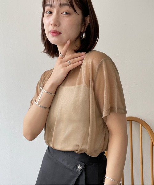 Meli rich(メリーリッチ)の「サイドスリットシアーTシャツ(Tシャツ/カットソー・レディース・オフホワイト/ブラック/ベージュ・FREE)」の3枚目の写真