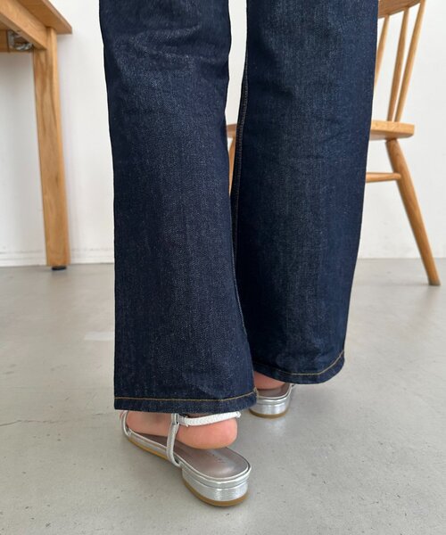 DISCOAT(ディスコート)の「ポインテッドTストラップサンダル(サンダル・レディース・ブラック/シルバー・LARGE/MEDIUM)」の16枚目の写真