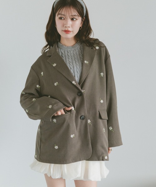 VANNIE U(ヴァニーユー)の「フラワー刺繍テーラードジャケット(テーラードジャケット・レディース・ブラック/グレイッシュベージュ・FREE)」の2枚目の写真