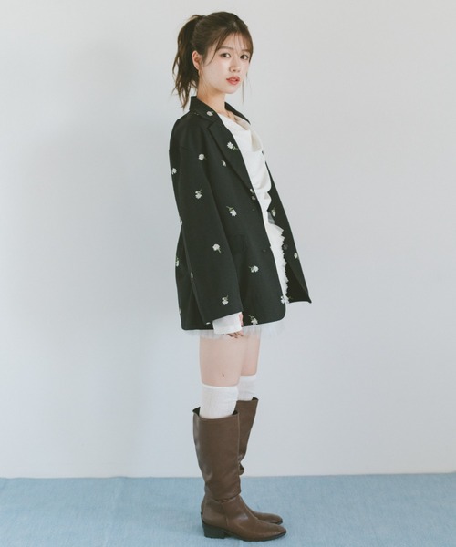 VANNIE U(ヴァニーユー)の「フラワー刺繍テーラードジャケット(テーラードジャケット・レディース・ブラック/グレイッシュベージュ・FREE)」の21枚目の写真