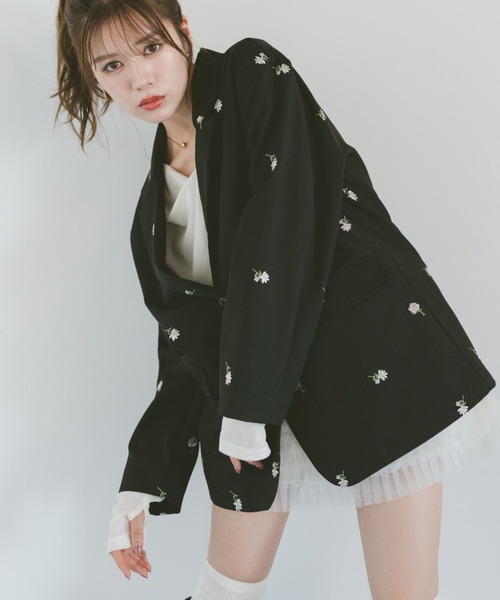 VANNIE U(ヴァニーユー)の「フラワー刺繍テーラードジャケット(テーラードジャケット・レディース・ブラック/グレイッシュベージュ・FREE)」の17枚目の写真