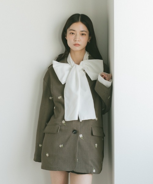 VANNIE U(ヴァニーユー)の「フラワー刺繍テーラードジャケット(テーラードジャケット・レディース・ブラック/グレイッシュベージュ・FREE)」の5枚目の写真
