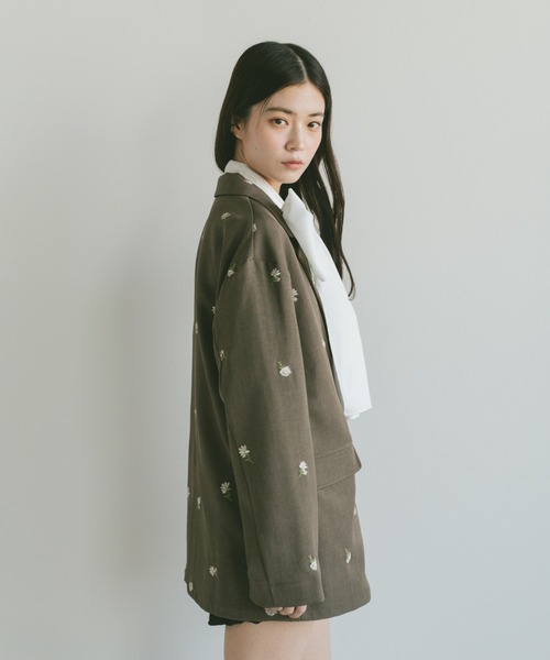 VANNIE U(ヴァニーユー)の「フラワー刺繍テーラードジャケット(テーラードジャケット・レディース・ブラック/グレイッシュベージュ・FREE)」の6枚目の写真