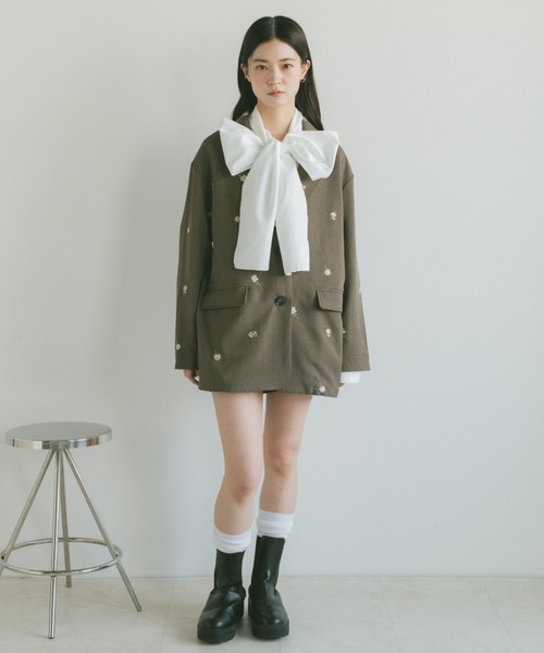 VANNIE U(ヴァニーユー)の「フラワー刺繍テーラードジャケット(テーラードジャケット・レディース・ブラック/グレイッシュベージュ・FREE)」の8枚目の写真