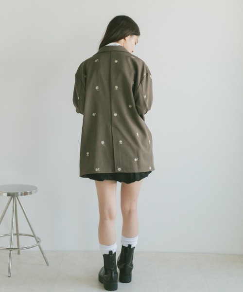 VANNIE U(ヴァニーユー)の「フラワー刺繍テーラードジャケット(テーラードジャケット・レディース・ブラック/グレイッシュベージュ・FREE)」の10枚目の写真