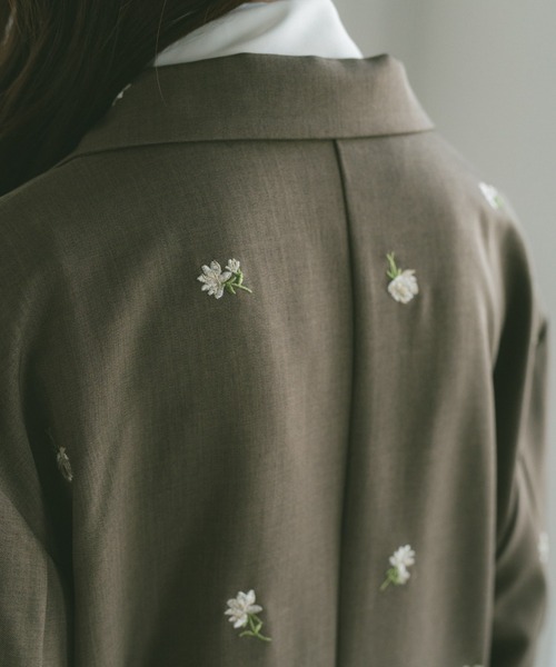 VANNIE U(ヴァニーユー)の「フラワー刺繍テーラードジャケット(テーラードジャケット・レディース・ブラック/グレイッシュベージュ・FREE)」の12枚目の写真