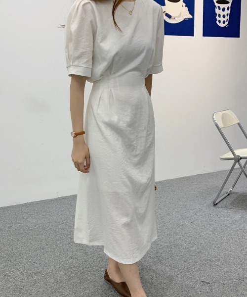 AMAJI(アマジ)の「クルーネック ウエストマーク パフスリーブワンピース(ワンピース・レディース・ホワイト/ブラック/ライトブルー・FREE)」の4枚目の写真