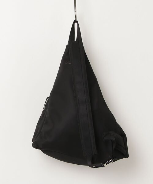 MM6 Maison Margiela（ｴﾑｴﾑｼｯｸｽ ﾒｿﾞﾝ ﾏﾙｼﾞｪﾗ）の「MM6 Maison Margiela(エムエムシックス メゾン マルジェラ)Kids & Junior ブランドロゴワンショルダーバッグ（ボディバッグ/ウエストポーチ・キッズ・ブラック・ONE SIZE）」の6枚目の写真