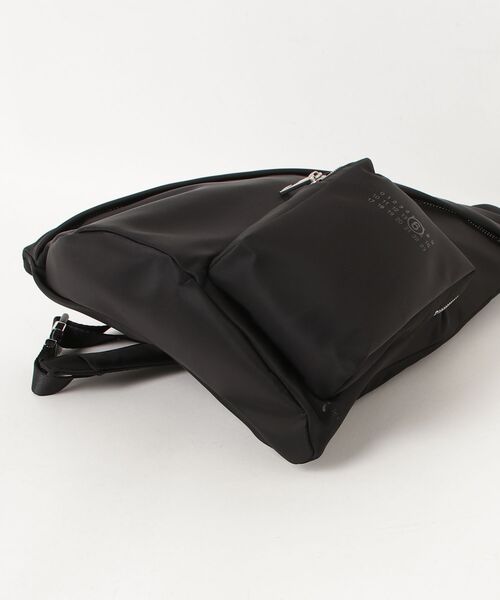 MM6 Maison Margiela（ｴﾑｴﾑｼｯｸｽ ﾒｿﾞﾝ ﾏﾙｼﾞｪﾗ）の「MM6 Maison Margiela(エムエムシックス メゾン マルジェラ)Kids & Junior ブランドロゴワンショルダーバッグ（ボディバッグ/ウエストポーチ・キッズ・ブラック・ONE SIZE）」の7枚目の写真