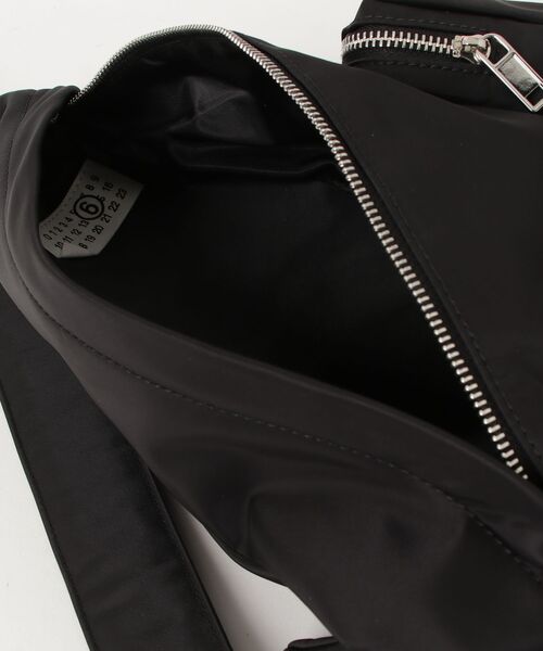 MM6 Maison Margiela（ｴﾑｴﾑｼｯｸｽ ﾒｿﾞﾝ ﾏﾙｼﾞｪﾗ）の「MM6 Maison Margiela(エムエムシックス メゾン マルジェラ)Kids & Junior ブランドロゴワンショルダーバッグ（ボディバッグ/ウエストポーチ・キッズ・ブラック・ONE SIZE）」の8枚目の写真