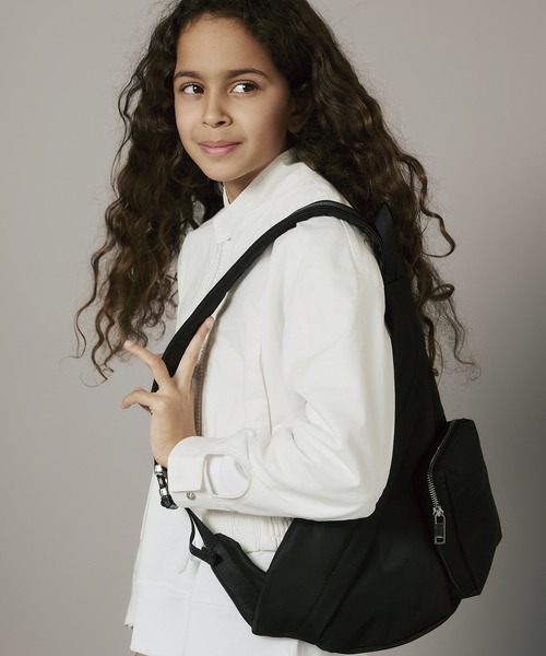 MM6 Maison Margiela（ｴﾑｴﾑｼｯｸｽ ﾒｿﾞﾝ ﾏﾙｼﾞｪﾗ）の「MM6 Maison Margiela(エムエムシックス メゾン マルジェラ)Kids & Junior ブランドロゴワンショルダーバッグ（ボディバッグ/ウエストポーチ・キッズ・ブラック・ONE SIZE）」の2枚目の写真