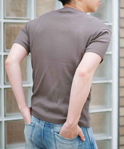 CONZ(コンズ)の「rib compact henry s/s/ヘンリーTシャツ/カッティング/ヘンリーネック/半袖/夏服/CONZ(Tシャツ/カットソー・メンズ・ブラウン/ブラック/ダークグレー/その他・1/2/3)」の2枚目の写真