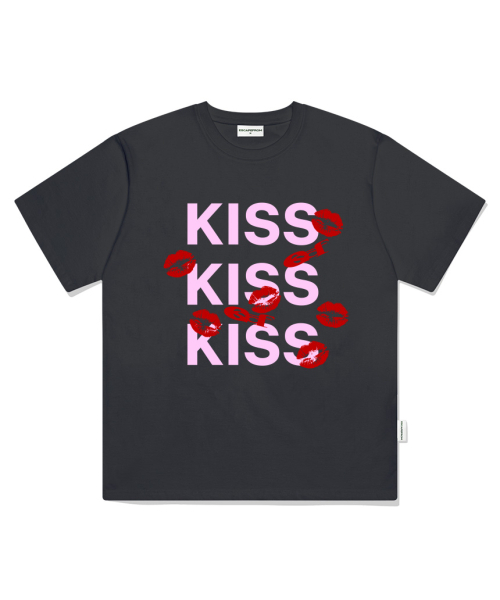 ESCAPEFROM(エスケープフロム)の「KISS KISS KISSプリントオーバーサイズ半袖Tシャツブラック(Tシャツ/カットソー・レディース・その他・LARGE/MEDIUM/SMALL)」の5枚目の写真