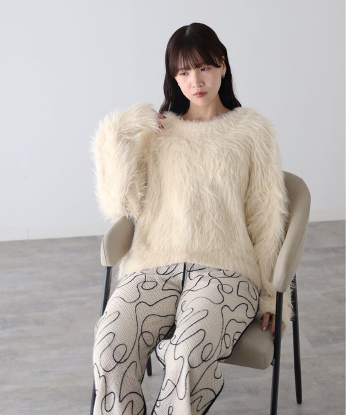 YENNA(イェンナ)の「フェザークルーネックニット(ニット/セーター・レディース・ブラウン/グレー/チャコールグレー/アイボリー/ピンク・FREE)」の6枚目の写真