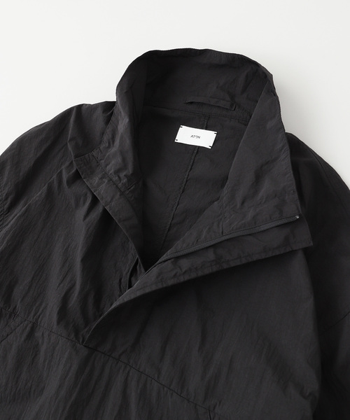 ATON(エイトン)の「ATON(エイトン)HAND DYED NYLON STAND PULLOVER(その他アウター・メンズ・ブラック・6/4)」の3枚目の写真