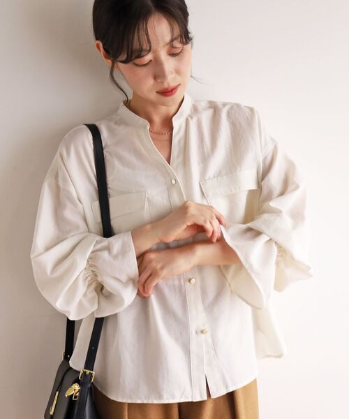 le.coeur blanc(ルクールブラン)の「フィブリルサテンキャンディースリーブブラウス(シャツ/ブラウス・レディース・オフホワイト/ブラウン/キャメル・38)」の17枚目の写真