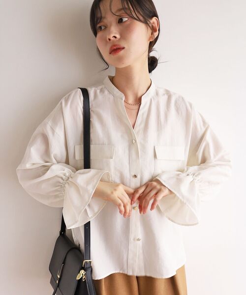 le.coeur blanc(ルクールブラン)の「フィブリルサテンキャンディースリーブブラウス(シャツ/ブラウス・レディース・オフホワイト/ブラウン/キャメル・38)」の18枚目の写真