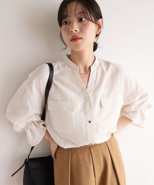 le.coeur blanc(ルクールブラン)の「フィブリルサテンキャンディースリーブブラウス(シャツ/ブラウス・レディース・オフホワイト/ブラウン/キャメル・38)」の20枚目の写真