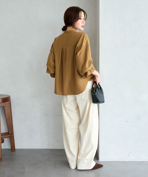 le.coeur blanc(ルクールブラン)の「フィブリルサテンキャンディースリーブブラウス(シャツ/ブラウス・レディース・オフホワイト/ブラウン/キャメル・38)」の4枚目の写真