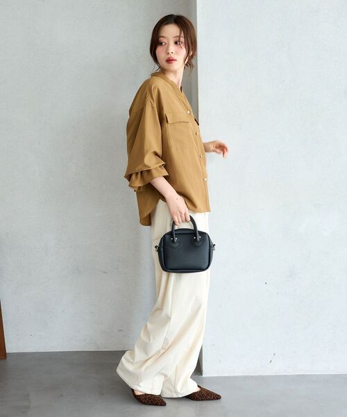 le.coeur blanc(ルクールブラン)の「フィブリルサテンキャンディースリーブブラウス(シャツ/ブラウス・レディース・オフホワイト/ブラウン/キャメル・38)」の5枚目の写真