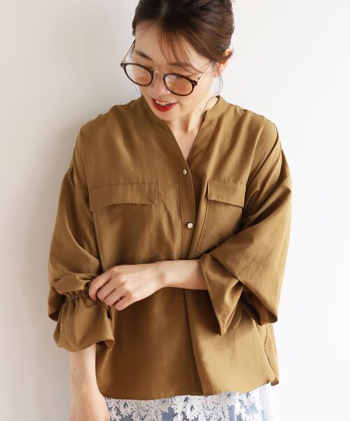 le.coeur blanc(ルクールブラン)の「フィブリルサテンキャンディースリーブブラウス(シャツ/ブラウス・レディース・オフホワイト/ブラウン/キャメル・38)」の6枚目の写真