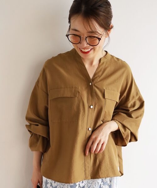 le.coeur blanc(ルクールブラン)の「フィブリルサテンキャンディースリーブブラウス(シャツ/ブラウス・レディース・オフホワイト/ブラウン/キャメル・38)」の8枚目の写真