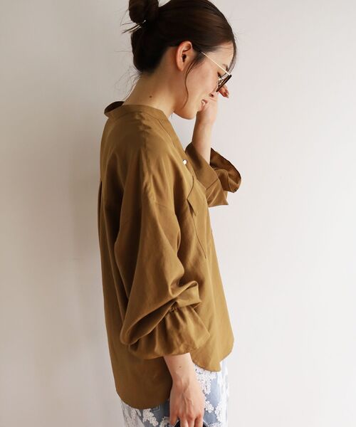 le.coeur blanc(ルクールブラン)の「フィブリルサテンキャンディースリーブブラウス(シャツ/ブラウス・レディース・オフホワイト/ブラウン/キャメル・38)」の11枚目の写真