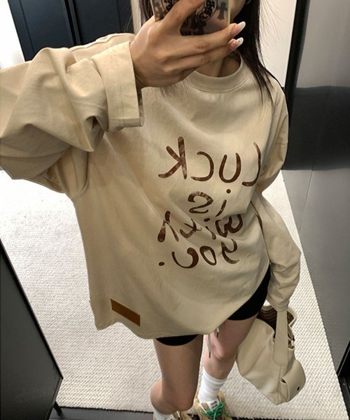 Dalfwin(ダールフィン)の「LUCKフェイクレザーラベル付き英字ロゴ長袖Tシャツ(Tシャツ/カットソー・レディース・ライトベージュ・FREE)」の3枚目の写真