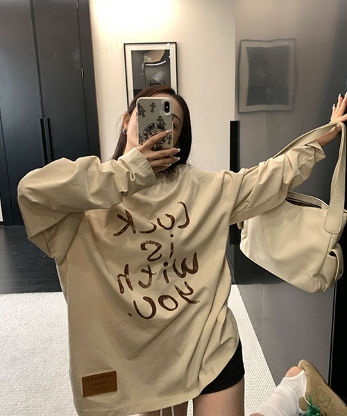 Dalfwin(ダールフィン)の「LUCKフェイクレザーラベル付き英字ロゴ長袖Tシャツ(Tシャツ/カットソー・レディース・ライトベージュ・FREE)」の4枚目の写真