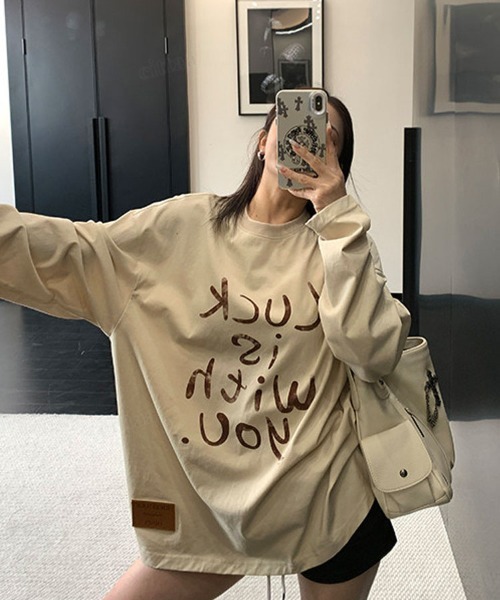 Dalfwin(ダールフィン)の「LUCKフェイクレザーラベル付き英字ロゴ長袖Tシャツ(Tシャツ/カットソー・レディース・ライトベージュ・FREE)」の5枚目の写真