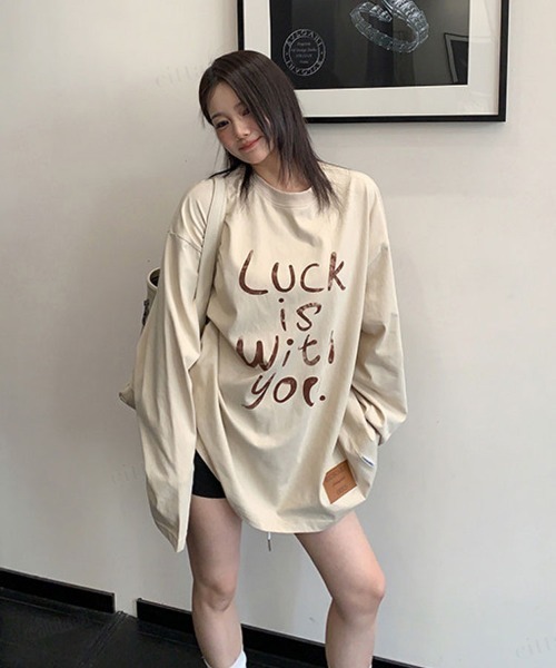 Dalfwin(ダールフィン)の「LUCKフェイクレザーラベル付き英字ロゴ長袖Tシャツ(Tシャツ/カットソー・レディース・ライトベージュ・FREE)」の6枚目の写真